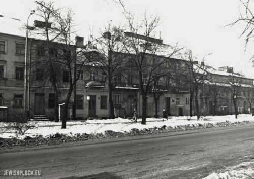 Fragment of the frontage of Kwiatka Street with tenement houses numbered 31, 33, 35, 37, 39 and 41. Photo by W. Burzawa, 1986, archives of the Provincial Office for the Protection of Monuments, Department in Płock  